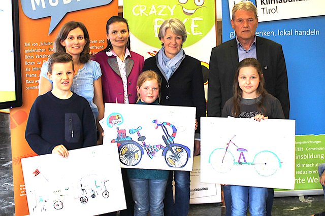 Vertreter von Klimabündnis, Schule und Gemeinden gratulierten den drei GewinnerInnen. | Foto: Klimabündnis