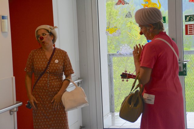 Die "Clowndoctors" der "Roten Nasen", wie Herta und Waltraud (re.), besuchen wöchentlich das BKH Kufstein.
