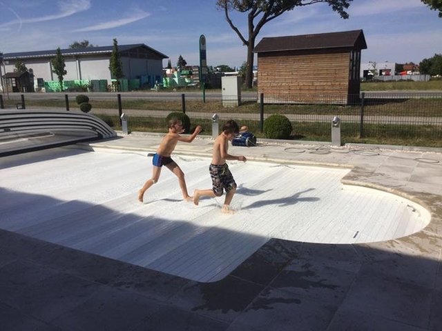 Noch ist es zu kalt zum Schwimmen. Bis man endlich wieder in den Pool kann, sollte er sicher abgedeckt sein.