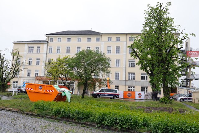 Im Gebäude der ehemaligen Frauenklinik und Irrenanstalt in der Linzer Straße wird die neue Polizeischule untergebracht.  | Foto: LPD OÖ