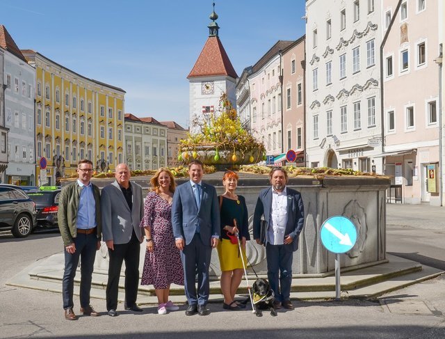 V.r.: Peter Martin (Lebenshilfe Oberösterreich), Susanne Breitwieser (Blinden- und Sehbehindertenverband OÖ), Bürgermeister Andreas Rabl, Sozialreferentin Vizebürgermeisterin Christa Raggl-Mühlberger, Gemeinderat Egon Schatzmann (OÖ Zivil-Invalidenverband - Bezirksgruppe Wels) und Gerald Rechberger (Verein Miteinander) am Welser Stadtplatz, wo am Samstag, 15. Juni der Tag der Inklusion stattfindet. | Foto: Stadt Wels