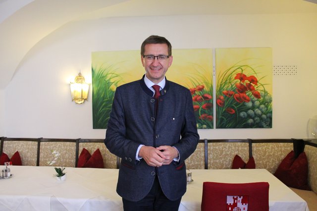 Landesrat Achleitner im Gasthof Kreuzmayr, Eferding. | Foto: Gwendolin Zelenka