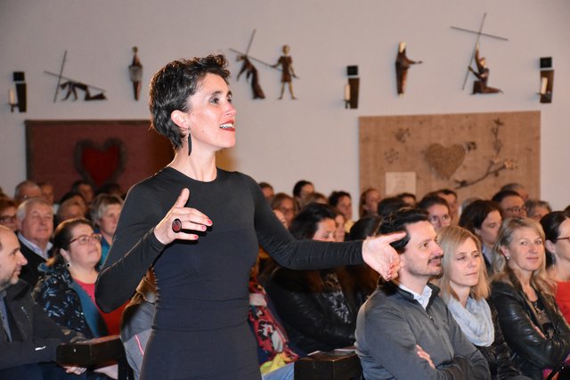 Tanja Raich, Chorleiterin des Popchor Tirol.