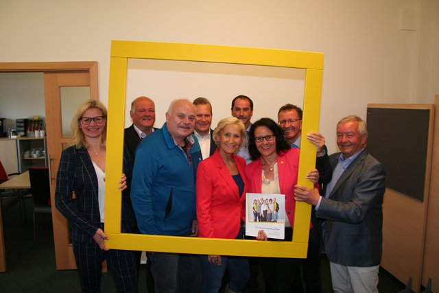 Elke Schmiderer (li.), Daniela Gutschi (3. v. re.) und Paul Ganahl (re.) vom Hilfswerk mit ihren Bürgermeister-Gästen. | Foto: Christa Nothdurfter