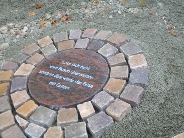 Vom KZ-Denkmal geht der Gedenkmarsch zum ehemaligen Lagerfriedhof. | Foto: Studia Schlierbach