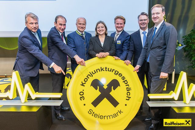 Illustre Konjunkturgesprächs-Runde: M. Heinrich, M. Schaller, J. Seitinger, I. Welpe, Chr. Knill, R. Stelzer, Chr. Helmenstein (v.l.) | Foto: photoworkers/Riedler