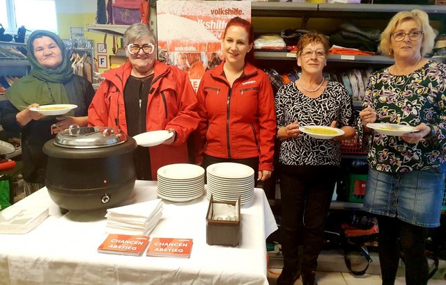 Ingrid Groiß und ihr Team flüchteten vor den schlechten Wetter in den Volkshilfe Shop und schenkten heiße Suppe aus. | Foto: Foto: Volkshilfe/privat