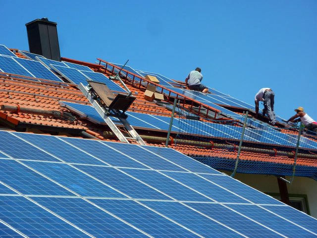 Photovoltaik-Anlagen sind eine beliebte Form der erneuerbaren Energie – auch viele private Haushalte nutzen sie. | Foto: goldbany - fotoalia