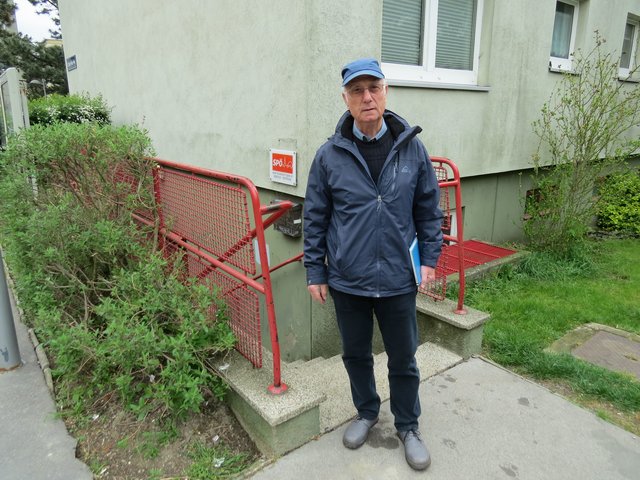 Fritz Huber, Vorsitzender des Mieterbeirates, muss die Sprechstunden im Gemeindebau in ein Gasthaus verlegen.
