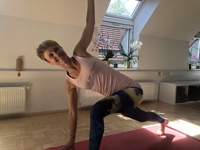 In Action: Sandra Endthaller bringt mit ihren Einheiten in der Yogabasis in Kalsdorf Bewegung in den Bezirk. | Foto: KK