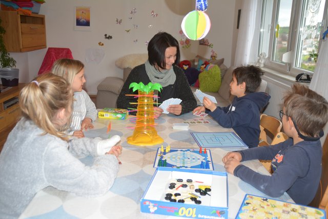 Lucia Krajčiková beim Spielen mit ihren Kinderdorf-Kindern.