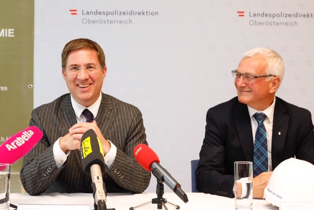 Feierten den neuen Standort auch Errungenschaft von Stadt und Land: Der welser Bürgermeister Andreas Rabl (FPÖ) und sein Parteikollege, Feuerwehrlandesrat Elmar Podgorschek. | Foto: LPD OÖ