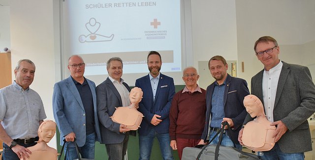 Von links: Wolfgang Korner (PTS Freistadt), Dieter Kreindl, Franz Zollhuber (beide Lions Club), Andreas Neubacher (OÖ Jugendrotkreuz), Ludwig Süß (Lehrbeauftragter Erste Hilfe) Franz Lasinger (Lions Club) und Peter Beyer (NMS Freistadt). | Foto: Erwin Pramhofer