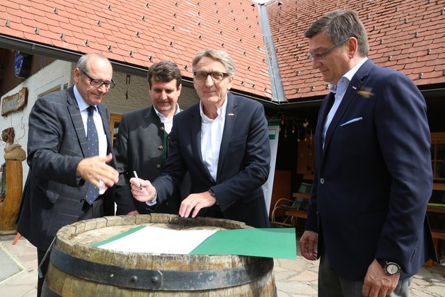 Haben eine neue Wirtschafts- und Technologieachse für den Süden Österreichs ins Leben gerufen: Manfred Kainz, Regionalstellenobmann WKO Deutschlandsberg, die beiden Präsidenten der Wirtschaftskammern Steiermark und Kärnten, Josef Herk und Jürgen Mandl, sowie Gerhard Oswald, Obmann der WKO Bezirksstelle Wolfsberg (v.l.)  | Foto: WKO/Schmidbauer