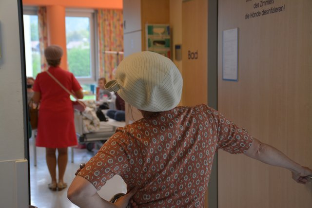 Wie sich das gehört, stellt man sich auch als Clown erst einmal vor, wenn man ein Krankenhauszimmer betritt.