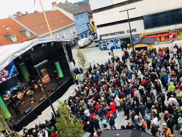 Der Hauptplatz war bereits zum Start gut gefüllt. | Foto: Verderber