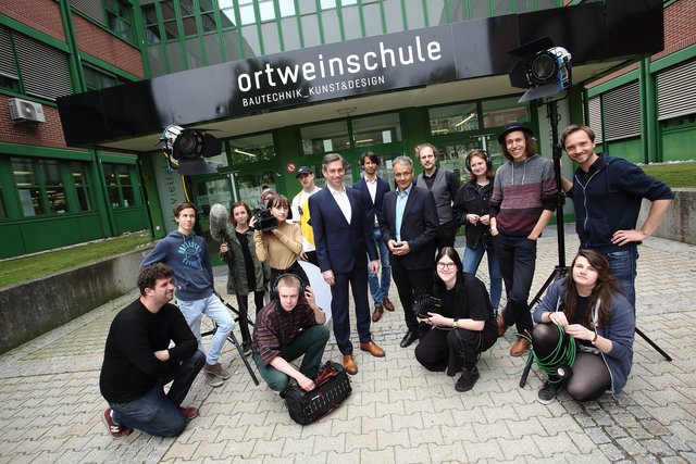 Die Energie-Graz-Geschäftsführer Boris Papousek und Werner Ressi freuen sich über das Projekt mit den Schülern. | Foto: Universalmuseum Joanneum/J.J.Kucek
