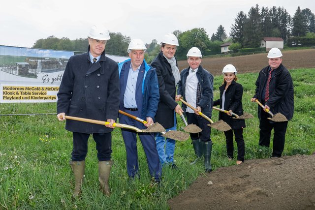 Gundakar Prinz von und zu Liechtenstein, Bürgermeister Franz Wohlmuth, McDonald’s-Franchisenehmer Andreas Schwerla, Haubenkoch Toni Mörwald, zukünftige Restaurantmanagerin Senay Günes-Sahin und Facebook-Fanclub Franz Posch. | Foto: McDonald’s Österreich