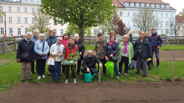 Seniorinnen und Senioren erwarten von Apps, dass diese im Alltag einen konkreten zunchst in einem geschtzten Bereich und mit Gleichgesinnten kennenlernen und einben. verwenden, haben sie in den Favoriten abgespeichert. Tablet & Smartphone: Seniorinnen und Senioren in der
