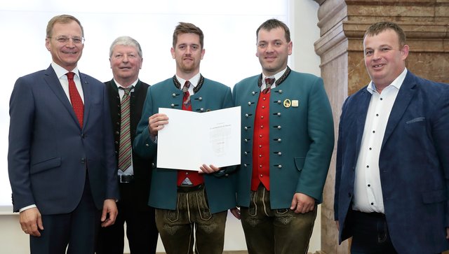 St. Georgen im Attergau: Landeshauptmann Stelzer, Lemmerer, Obmann Peter Neubacher, Stefan Wienerroither und Bürgermeister Ferdinand Aigner (v.l.). | Foto: Land OÖ/Stinglmayr