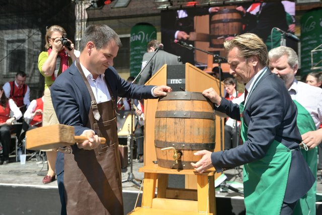 Bieranstich von LH-Vize Michael Schickhofer und Bürgermeister Gerald Schmid. | Foto: Patrick Neves