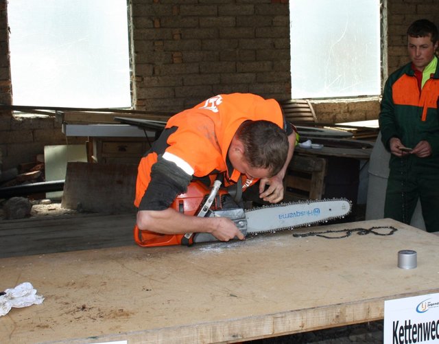 Stefan Reiter beim Kettenwechseln | Foto: LJ/Wallner