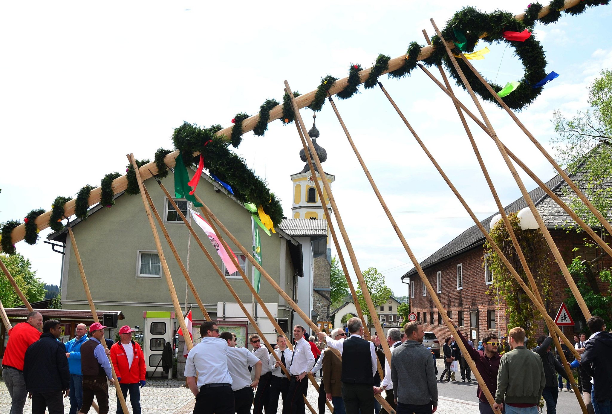 Ungenach: Ein Maibaum für 100 Jahre - Vöcklabruck