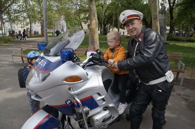Einmal wie ein Großer am Polizeimotorrad sitzen oder im Polizeiauto das Blaulicht einschalten – beides war am Samstag möglich. | Foto: Barbara Schuster