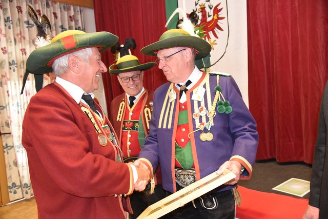Johann Oberdanner wurde die Ehrenmitgliedschaft verliehen – Bataillonskommandant Anton Pertl gratulierte. | Foto: privat