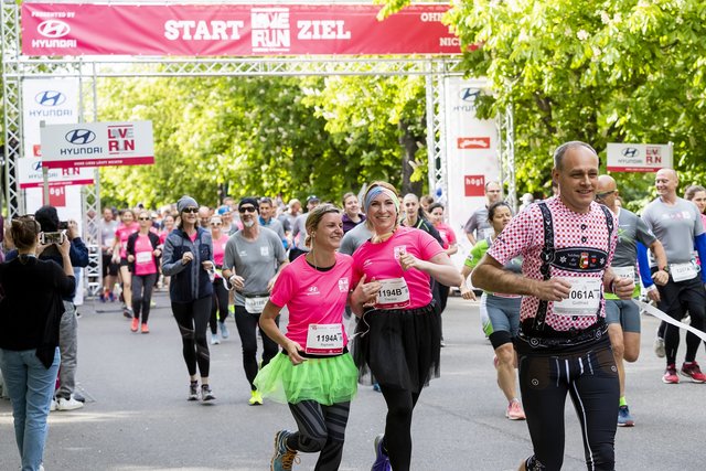 Ohne Liebe läuft nichts – das war das Motto des Loverun Vienna, bei dem 600 Menschen in Zweier-Teams mitmachten. | Foto: Martin Steiger