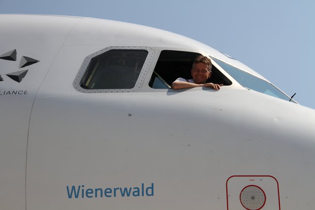 Michael Schinwald im A320 der den namen Wienerwald trägt.