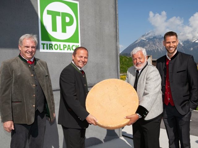 v.l. GF der TirolPack Burkhard Beissert, LH-Stv. Josef Geisler, Bgm. Friedl Abendstein und GF der AMTirol Matthias Pöschl freuen sich über die feierliche Einweihung der Käseschneide- und Verpackungsanlage in Schlitters