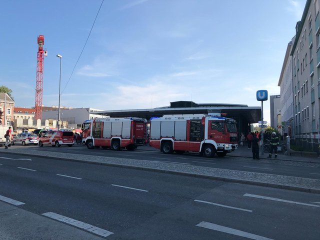 Die Einsatzfahrzeuge trafen heute morgen bei der Station ein.