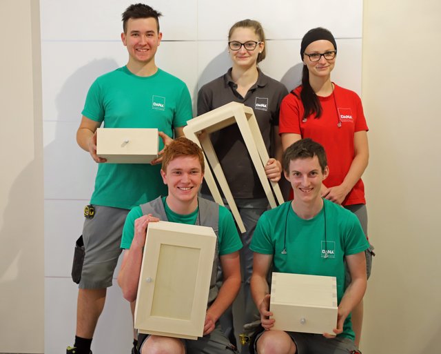 Ausgezeichnete DANA Lehrlinge: (v.l.n.r., hinten) Georg Polz, Nicole Stallinger, Jasmin Radlingmayer; (vorne) Jakob Riegler, Johannes Baumschlager.