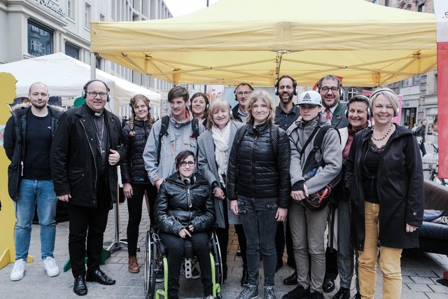 Das Aktionsbündnis „Was, wenn du fällst“ erinnerte in Innsbruck an junge Menschen, die keinen Job finden. | Foto: Diözese Innsbruck/Hölbling