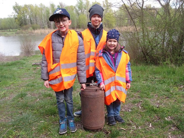 Fabian, Felix und Johanna mit der ans Land geschwemmten Gasflasche. | Foto: © Fischereiverein Haslau-Maria Ellend