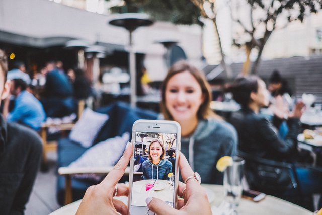 Darf man Bilder von anderen Personen einfach so online veröffentlichen?
