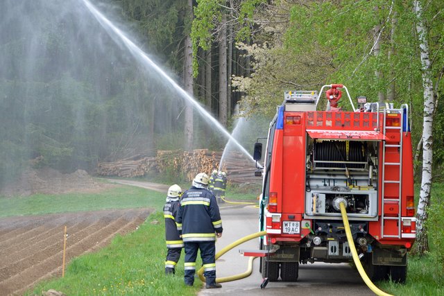 Ziel aller Übungen war es unter anderem Löschwasserleitungen über längere und schwer zugängliche Strecken zu legen.
