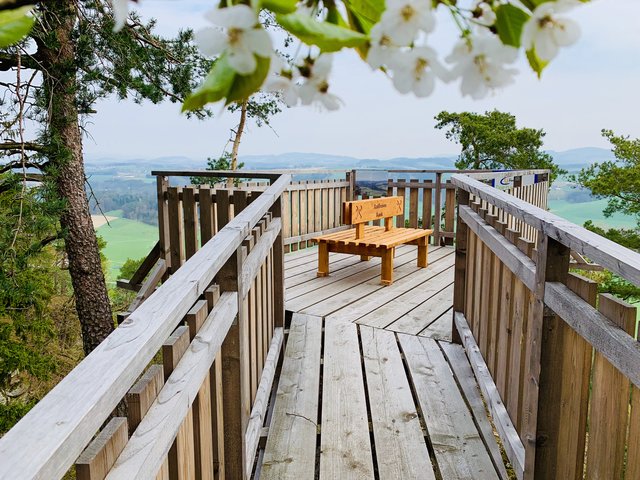 Die auf der "Teufelskanzel" errichtete Plattform sieht nicht nur lässig aus, sondern bietet auch einen tollen Fernblick.
