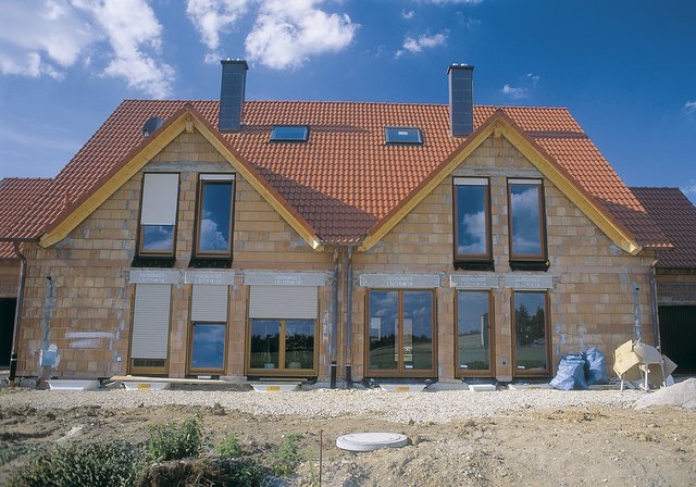 Geschickt ausgerichtet, können Fenster dazu beitragen, im Winter durch gratis Sonnenwärme Heizkosten zu sparen.
