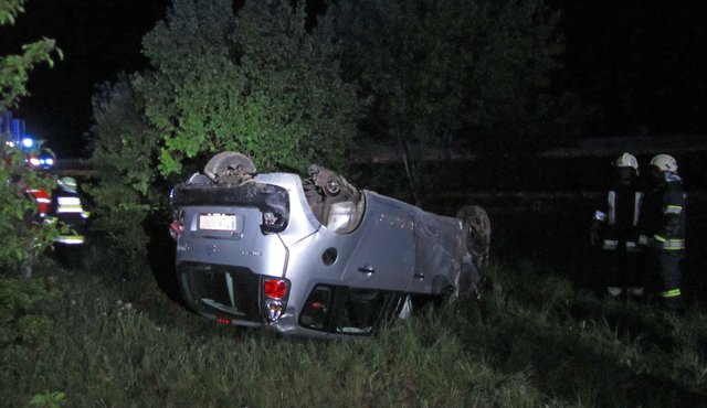Das Auto landete auf dem Dach, die Lenkerin wurde verletzt.  | Foto: Freiwillige Feuerwehr Utzenlaa