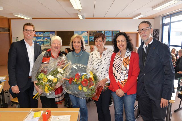 Dank im Namen der Gemeinde für die engagierte Arbeit, v. l.: Bgm. Christian Härting, VHS-Leiterin Mag. Susanne Pramhaas, ihre designierte Nachfolgerin Gaby Janovsky, Mitarbeiterin Burgi Struggl, die Geschäftsführerin der VHS Tirol Mag. Birgit Brandauer und Bildungsausschuss-Obmann GR Klaus Schuchter.
