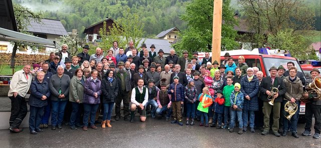 Die Helfer und Jubilare beim Maibaum aufstellen in Perneck. | Foto: FW Perneck