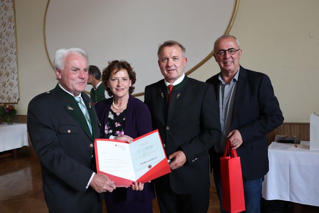 Walter Gießauf/Fernitz-Mellach ist seit 50 Jahren Mitglied der SPÖ, Ursula Lackner, Manfred Komericky und Karl Petinger gratulierten. | Foto: Edith Ertl