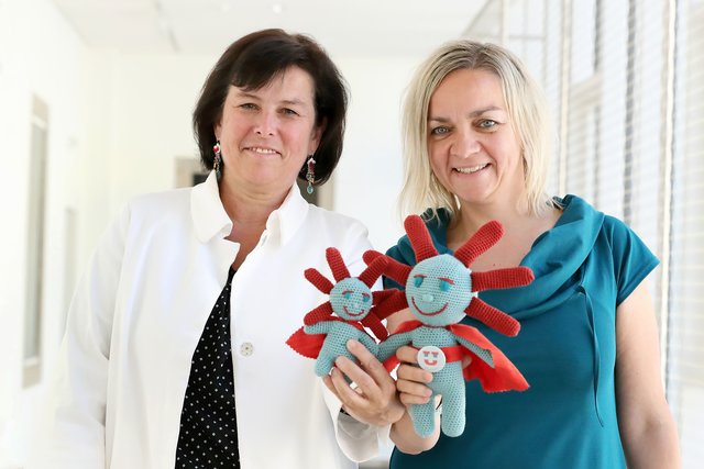 Soziallandesrätin Birgit Gerstorfer und Nicole Sonnleitner, Leiterin des ULF, mit dem neuen ULF-Maskottchen (v. l.).