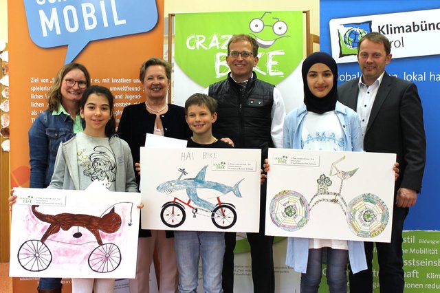 V.l.: Martina Abraham von Klimabündnis Tirol, GR Sabine Kolbitsch, Vizebgm. Christian Papes und Bgm. Alexander Woertz freuen sich mit den GewinnerInnen: Darina Ivanova aus Hall, Valentin Paleczek aus Matrei und Sama Soltani aus Hall. | Foto: Klimabündnis