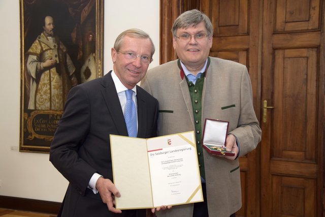 Landeshauptmann Wilfried Haslauer übergab Lukas Essl 2016 das Ehrenzeichen des Landes Salzburg.