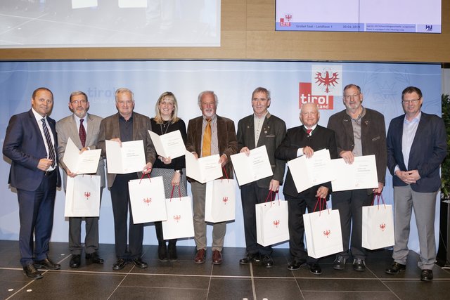 LH-Stv. Josef Geisler (l.) und der Leiter des Hydrographischen Dienstes, Klaus Niederteischeider (r.), zeichneten die langjährigen BeobachterInnen, darunter auch Wolfgang Ostermann und Gabriele Hinterlechner aus. | Foto: Land Tirol/Die Fotografen