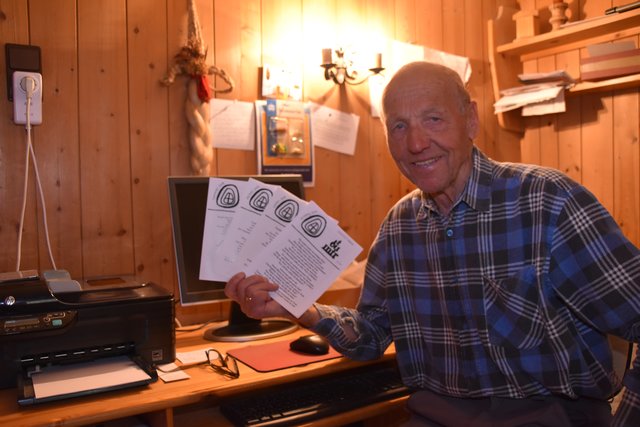Der 82-jährige Neustifter und sein "I – Du – Mir", das quartalsmäßig in alle Haushalte im Dorf flattert.
