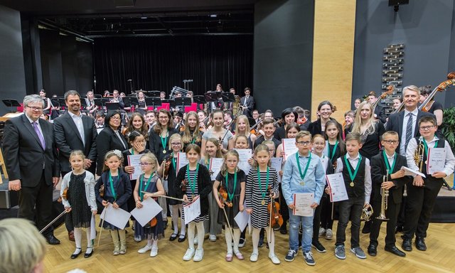 30 Schülerinnen und Schüler der Johannes Brahms Musikschule wurden für die 100 Tage – Übechallenge ausgezeichnet.